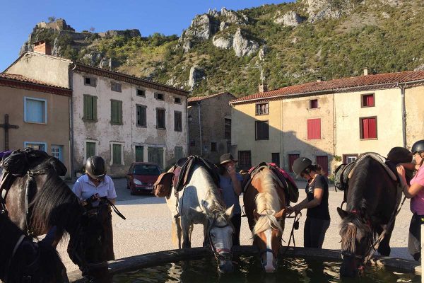 Une pause pour se désaltérer au village